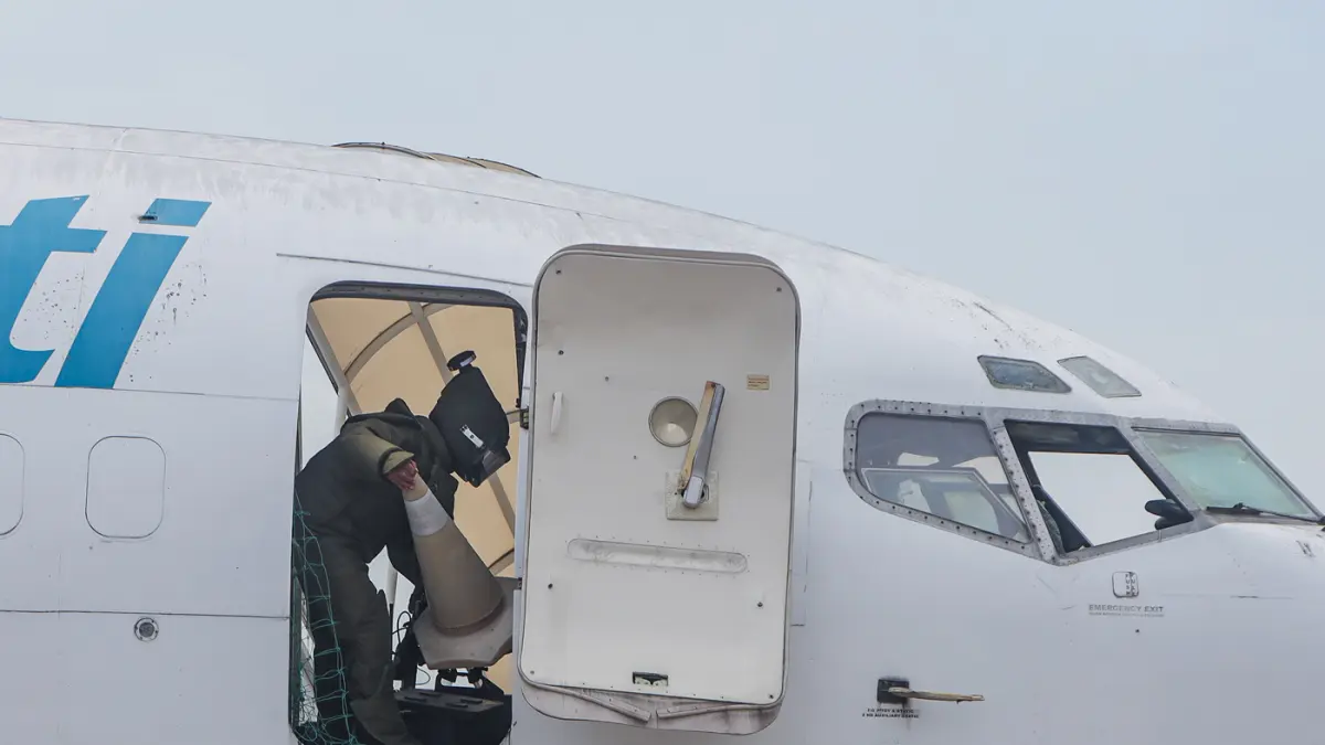 Prajurit Komando Pasukan Katak (Kopaska) menggelar Latihan Pasukan Khusus (Latpassu) Tahun Anggaran 2026 di area Apron Bandara Internasional Juanda, Selasa (28/4/2026). (Riana Setiawan/Jawa Pos)