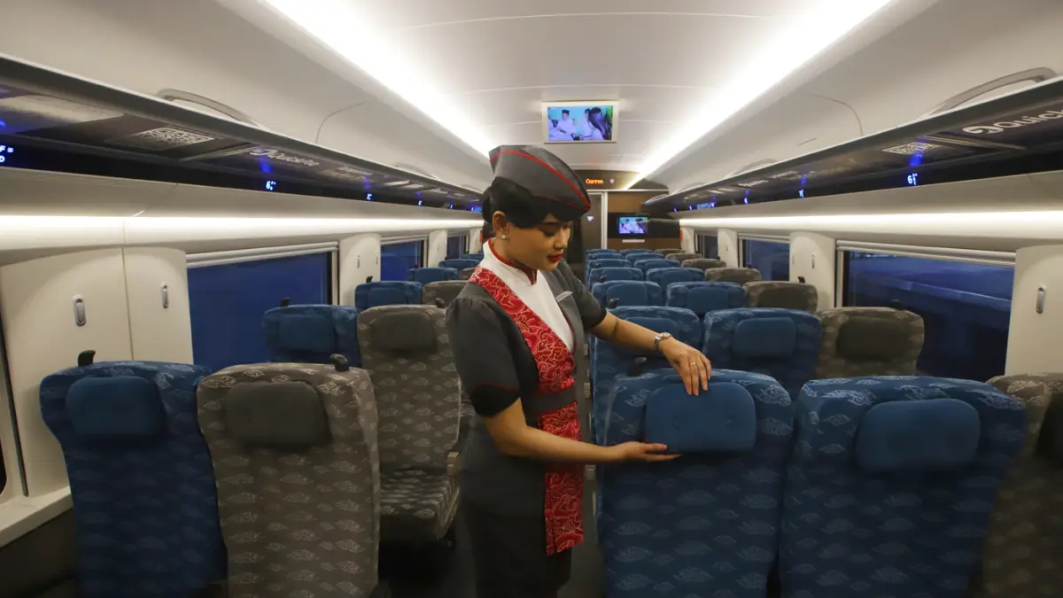 Pramugari merapikan kursi penumpang di sela-sela acara China-Indonesia Friendship Stories Exchange Event di Stasiun Kereta Cepat Whoosh Halim, Jakarta Timur, Selasa (28/4/2026). (Dery Ridwansah/ JawaPos.com)