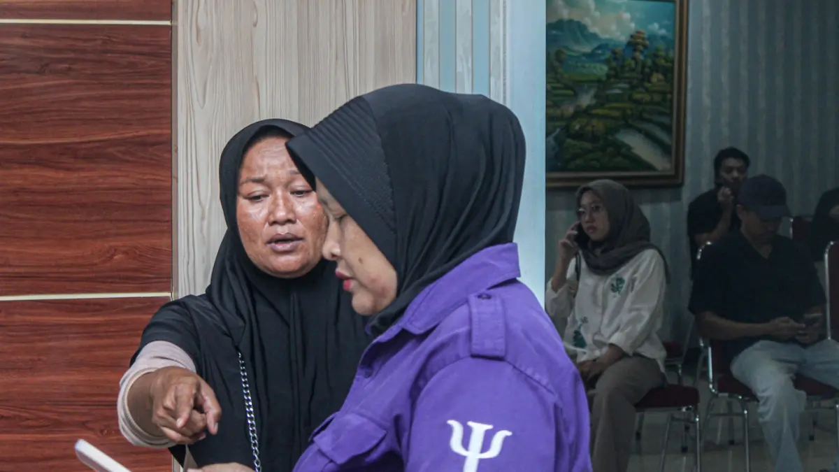 Sejumlah Keluarga menadatangi POS DVI Ante Mortem, RS Polri Kramatjati, Jakarta, Selasa (28/04/2026). (Hanung Hambara/Jawa Pos)