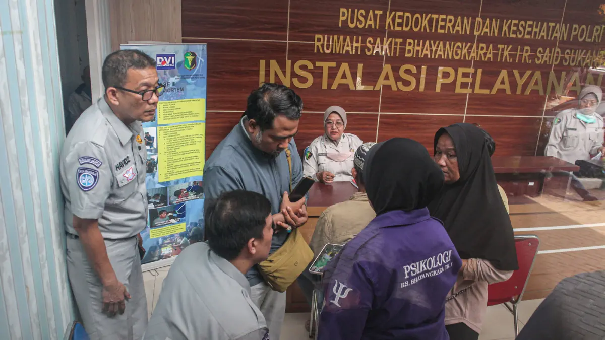 Sejumlah Keluarga menadatangi POS DVI Ante Mortem, RS Polri Kramatjati, Jakarta, Selasa (28/04/2026). (Hanung Hambara/Jawa Pos)