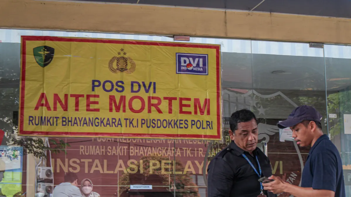 Sejumlah Keluarga menadatangi POS DVI Ante Mortem, RS Polri Kramatjati, Jakarta, Selasa (28/04/2026). (Hanung Hambara/Jawa Pos)