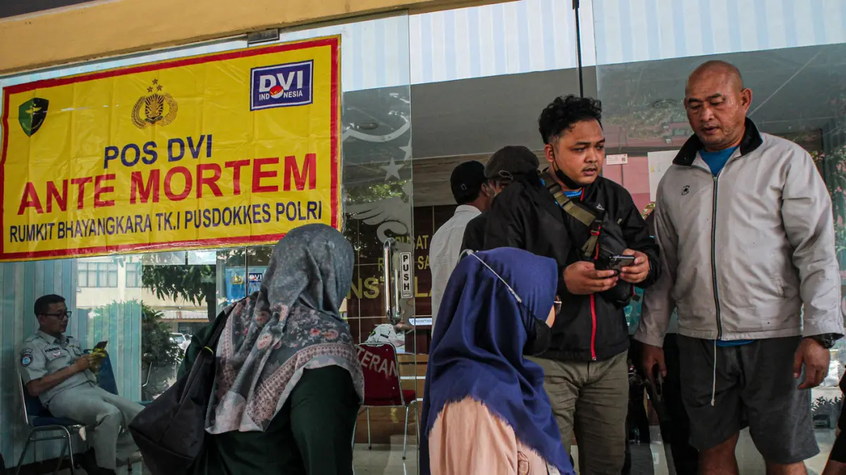 Keluarga Korban Kecelakaan KRL Datangi RS Polri  - Image