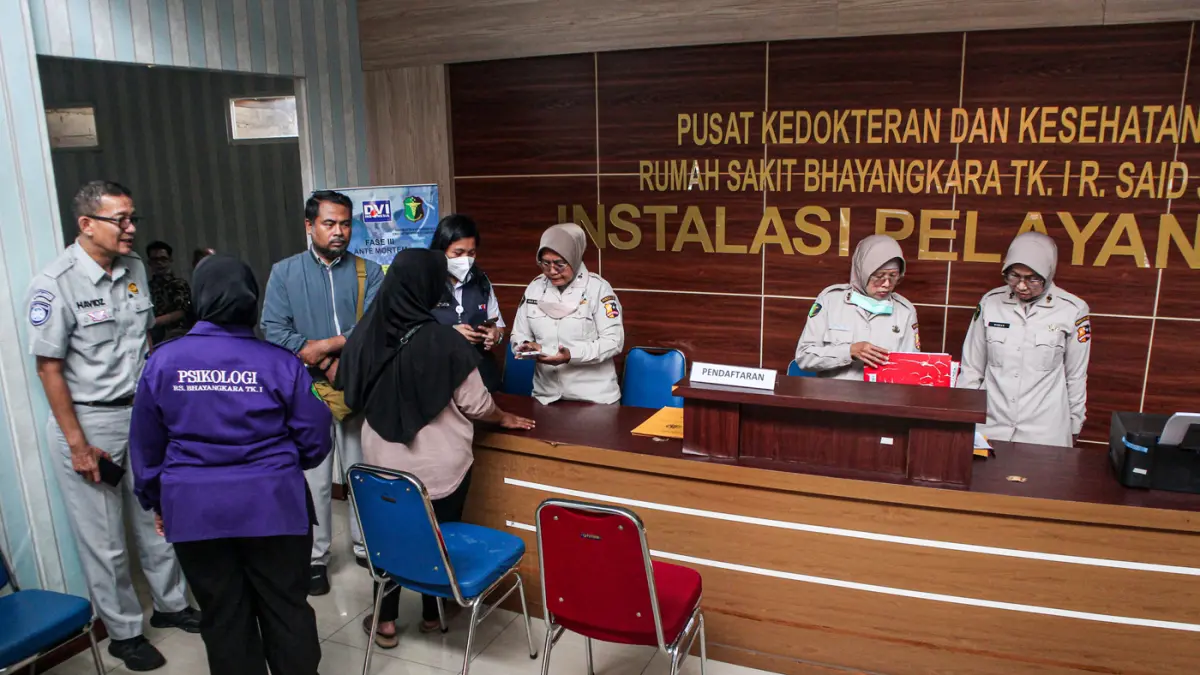 Sejumlah Keluarga menadatangi POS DVI Ante Mortem, RS Polri Kramatjati, Jakarta, Selasa (28/04/2026). (Hanung Hambara/Jawa Pos)