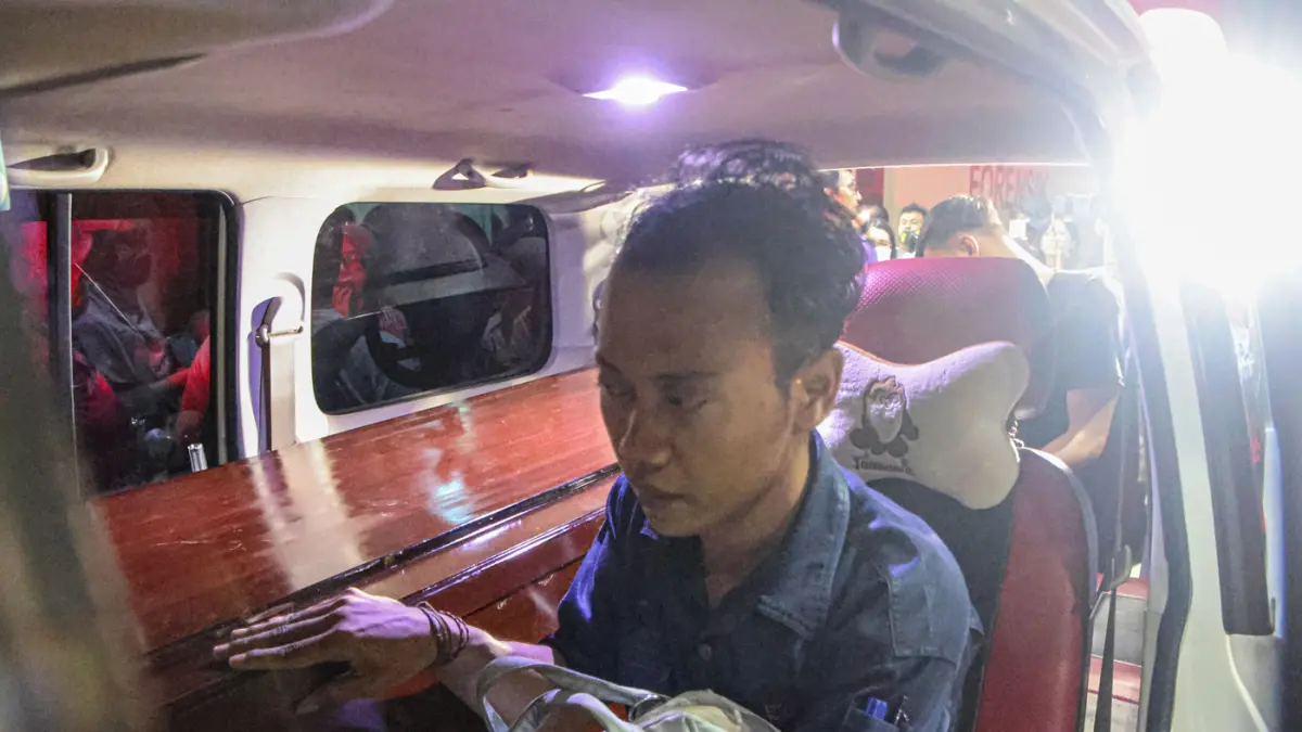 Sejumlah keluarga menangis haru saat menjemput anggota keluarga mereka yang menjadi korban kecelakaan kereta di RS Polri Kramatjati, Jakarta, Selasa (28/04/2026). (Hanung Hambara/Jawa Pos)