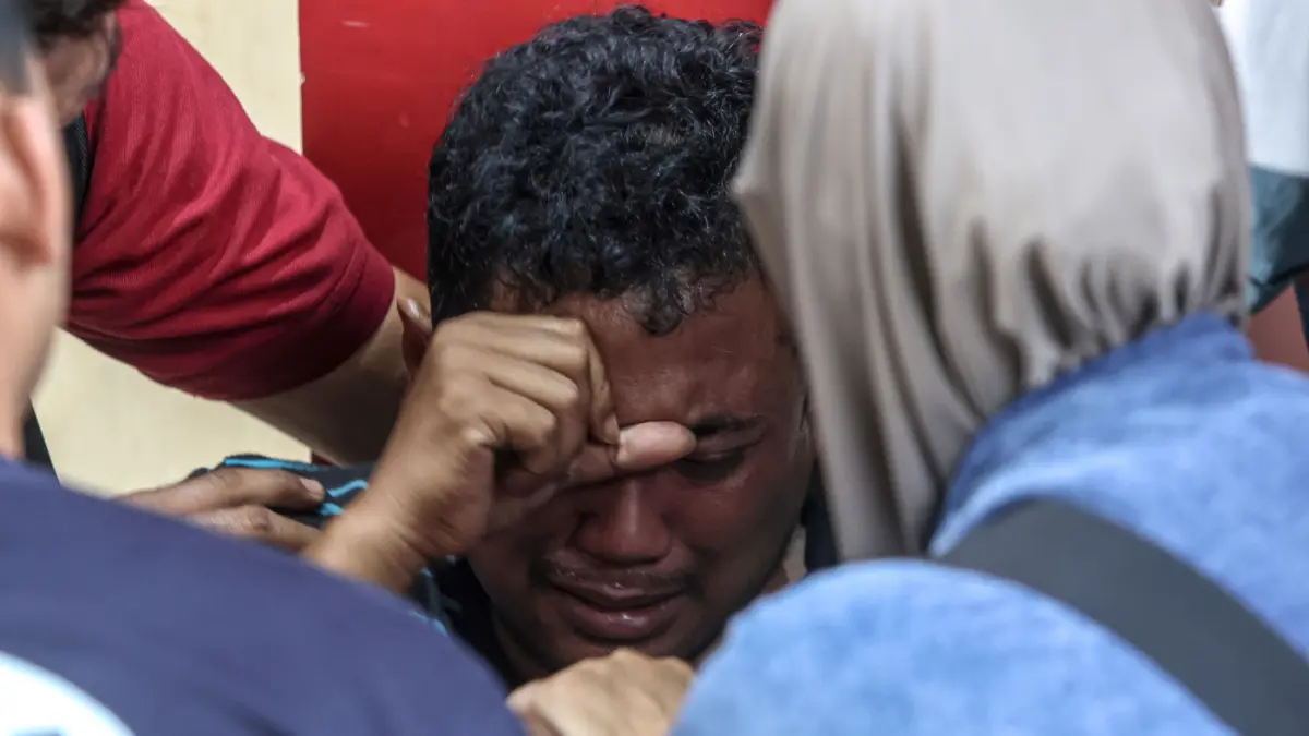 Sejumlah keluarga menangis haru saat menjemput anggota keluarga mereka yang menjadi korban kecelakaan kereta di RS Polri Kramatjati, Jakarta, Selasa (28/04/2026). (Hanung Hambara/Jawa Pos)