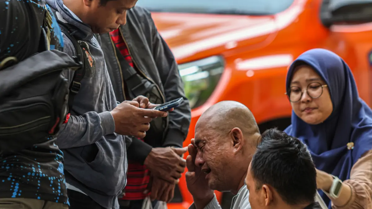 Sejumlah keluarga menangis haru saat menjemput anggota keluarga mereka yang menjadi korban kecelakaan kereta di RS Polri Kramatjati, Jakarta, Selasa (28/04/2026). (Hanung Hambara/Jawa Pos)