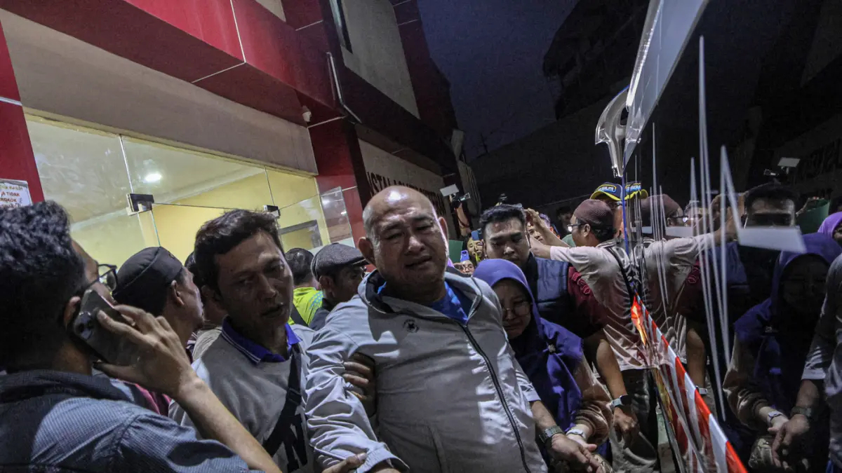 Sejumlah keluarga menangis haru saat menjemput anggota keluarga mereka yang menjadi korban kecelakaan kereta di RS Polri Kramatjati, Jakarta, Selasa (28/04/2026). (Hanung Hambara/Jawa Pos)