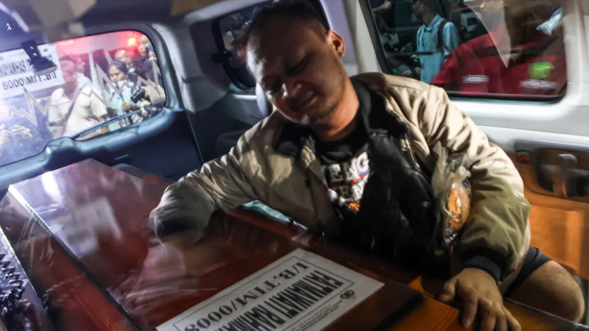 Sejumlah keluarga menangis haru saat menjemput anggota keluarga mereka yang menjadi korban kecelakaan kereta di RS Polri Kramatjati, Jakarta, Selasa (28/04/2026). (Hanung Hambara/Jawa Pos)