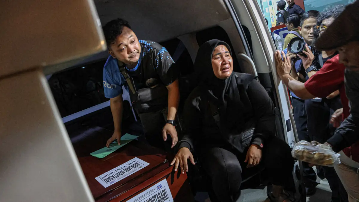 Sejumlah keluarga menangis haru saat menjemput anggota keluarga mereka yang menjadi korban kecelakaan kereta di RS Polri Kramatjati, Jakarta, Selasa (28/04/2026). (Hanung Hambara/Jawa Pos)