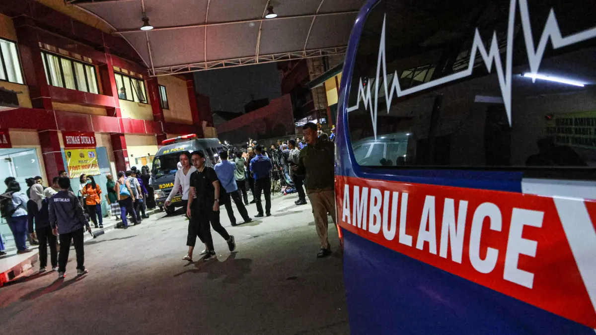 Sejumlah keluarga menangis haru saat menjemput anggota keluarga mereka yang menjadi korban kecelakaan kereta di RS Polri Kramatjati, Jakarta, Selasa (28/04/2026). (Hanung Hambara/Jawa Pos)