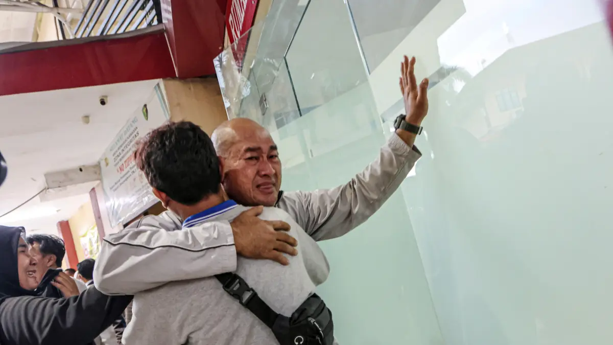 Sejumlah keluarga menangis haru saat menjemput anggota keluarga mereka yang menjadi korban kecelakaan kereta di RS Polri Kramatjati, Jakarta, Selasa (28/04/2026). (Hanung Hambara/Jawa Pos)