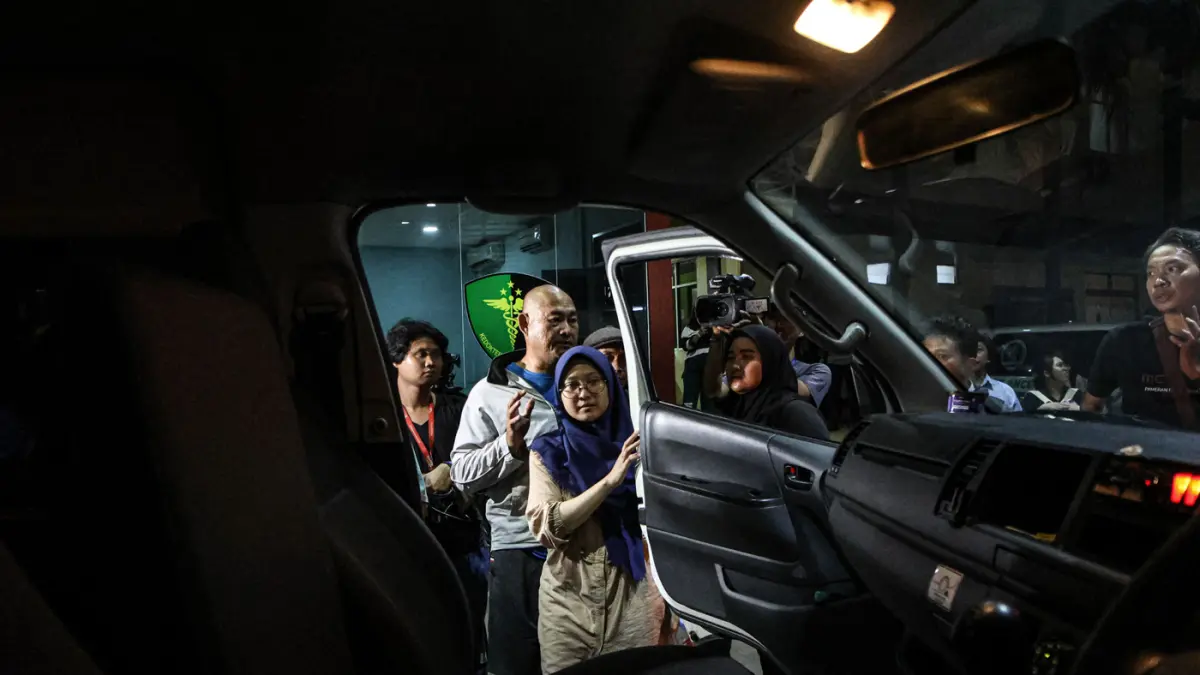 Sejumlah keluarga menangis haru saat menjemput anggota keluarga mereka yang menjadi korban kecelakaan kereta di RS Polri Kramatjati, Jakarta, Selasa (28/04/2026). (Hanung Hambara/Jawa Pos)