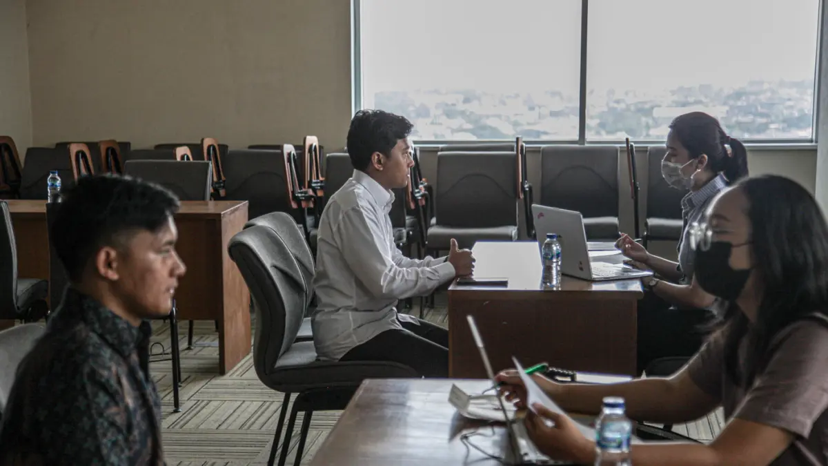 Sejumlah pelamar kerja menjalan sesi wawancara di Kantor Walikota Jakarta Barat, Senin (27/04/2026). (Hanung Hambara/Jawa Pos)