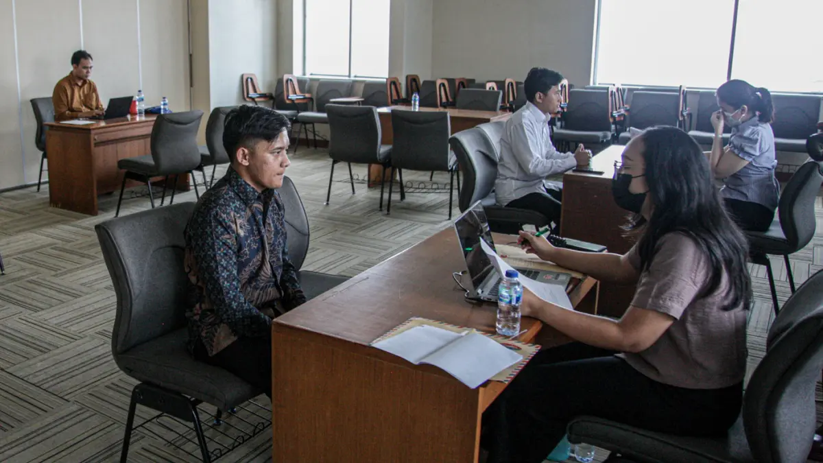 Sejumlah pelamar kerja menjalan sesi wawancara di Kantor Walikota Jakarta Barat, Senin (27/04/2026). (Hanung Hambara/Jawa Pos)