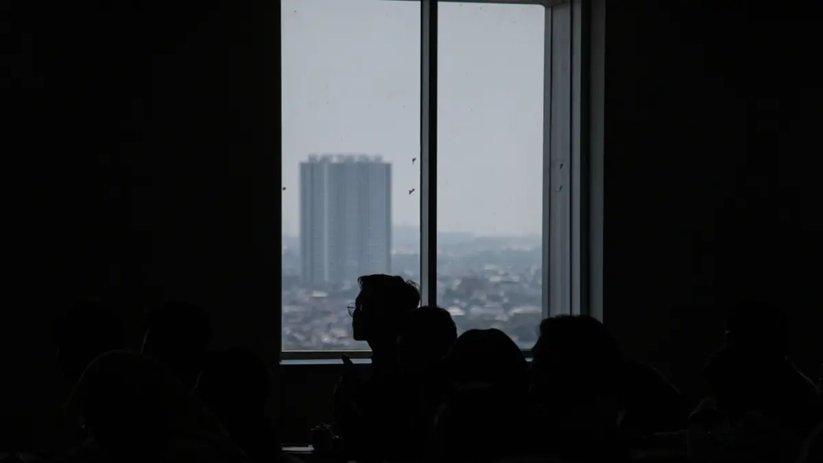 Sejumlah pelamar kerja menjalan sesi wawancara di Kantor Walikota Jakarta Barat, Senin (27/04/2026). (Hanung Hambara/Jawa Pos)