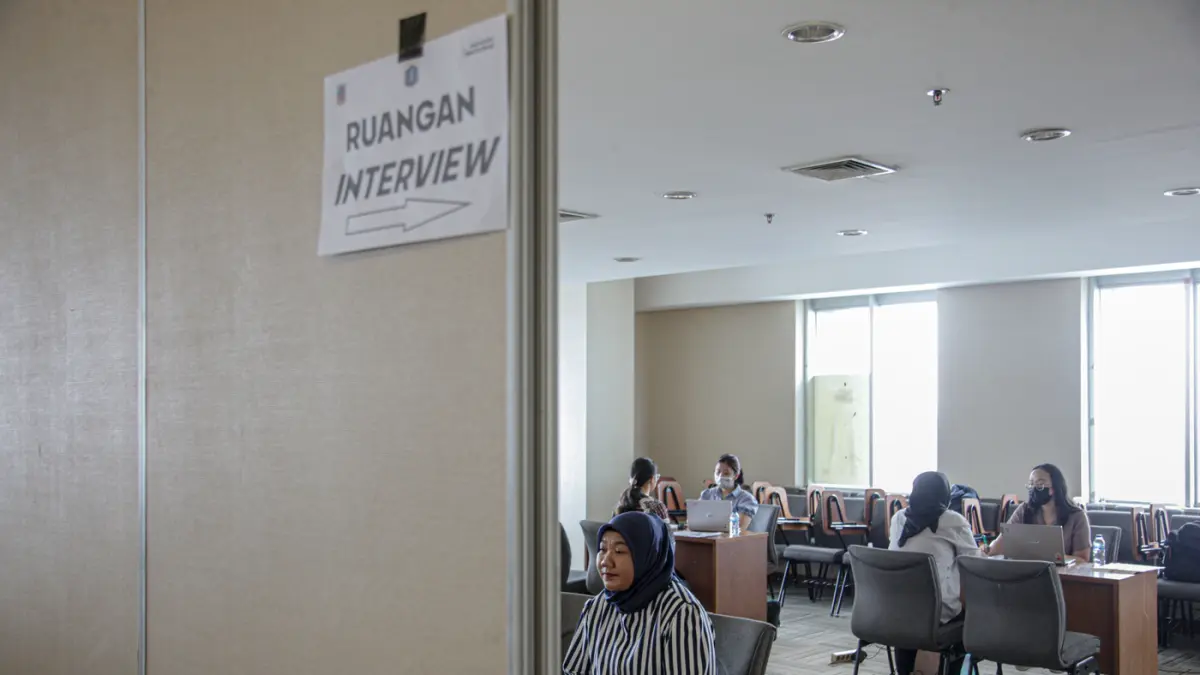 Sejumlah pelamar kerja menjalan sesi wawancara di Kantor Walikota Jakarta Barat, Senin (27/04/2026). (Hanung Hambara/Jawa Pos)