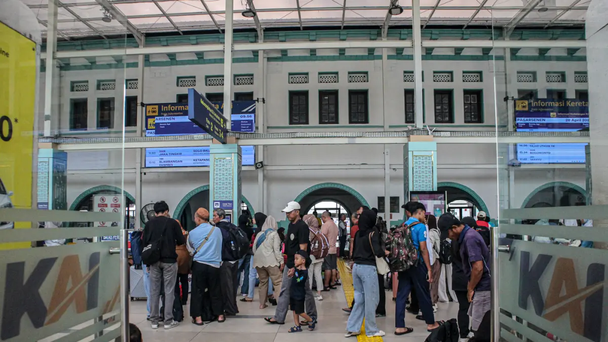 Sejumlah penumpang kereta api jarak jauh menunggu dan memadati area depan Stasiun Senen, Jakarta, Selasa (28/04/2026). (Hanung Hambara/Jawa Pos)