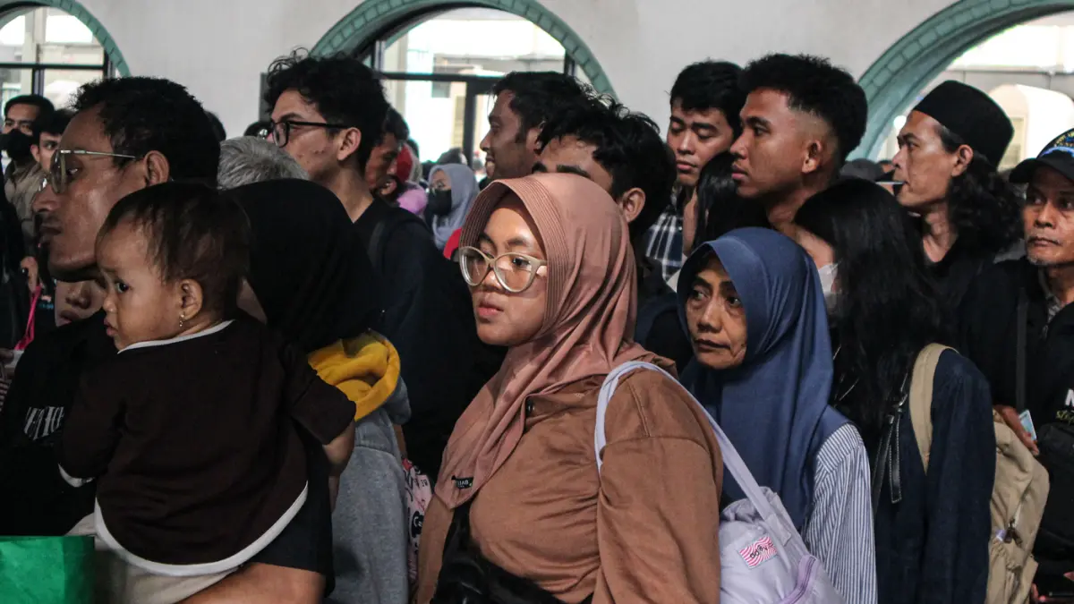 Sejumlah penumpang kereta api jarak jauh menunggu dan memadati area depan Stasiun Senen, Jakarta, Selasa (28/04/2026). (Hanung Hambara/Jawa Pos)