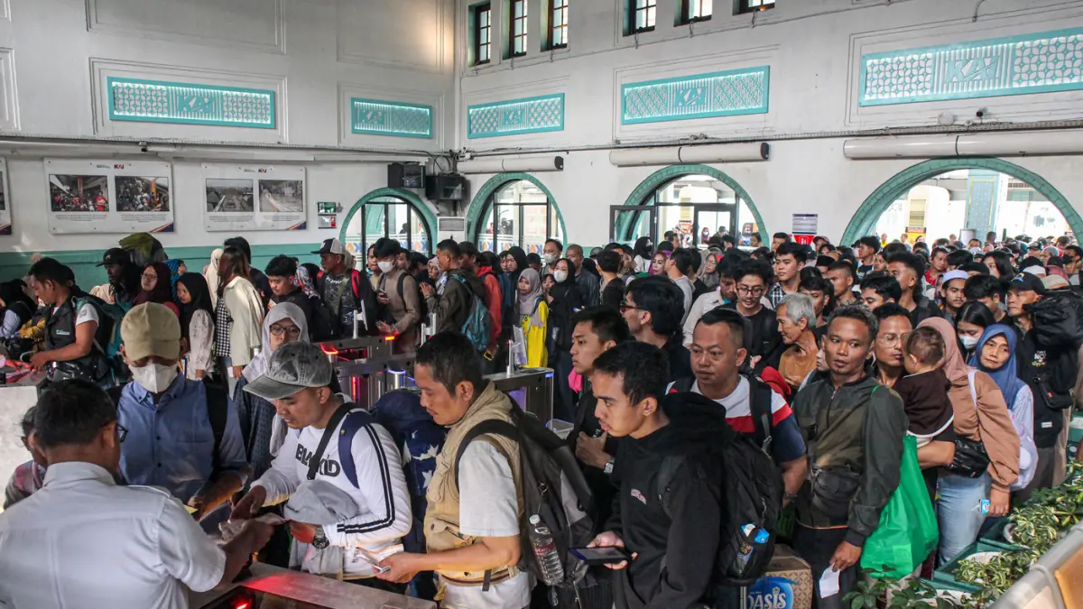 Penumpang di Stasiun Pasar Senen Menumpuk, Imbas Tabrakan Kereta  - Image