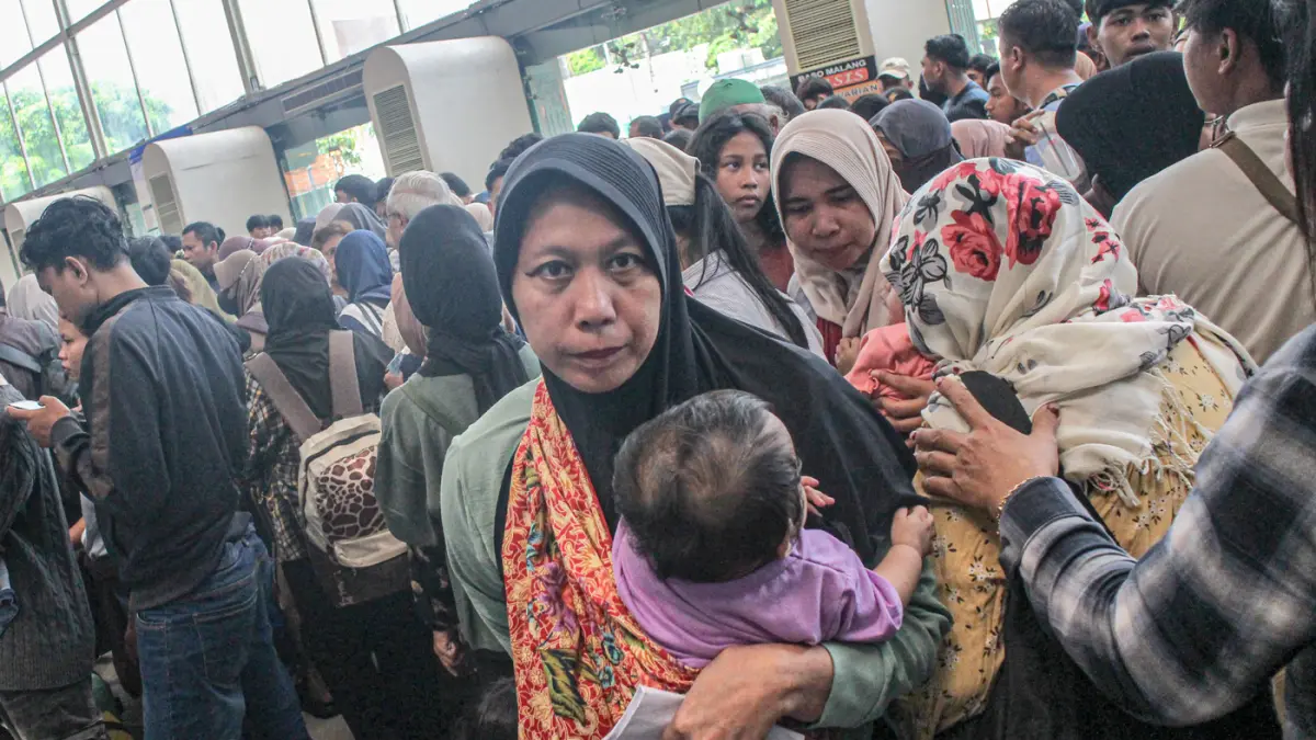 Sejumlah penumpang kereta api jarak jauh menunggu dan memadati area depan Stasiun Senen, Jakarta, Selasa (28/04/2026). (Hanung Hambara/Jawa Pos)