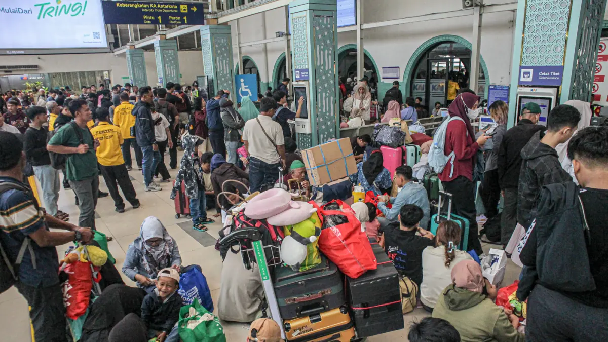 Sejumlah penumpang kereta api jarak jauh menunggu dan memadati area depan Stasiun Senen, Jakarta, Selasa (28/04/2026). (Hanung Hambara/Jawa Pos)