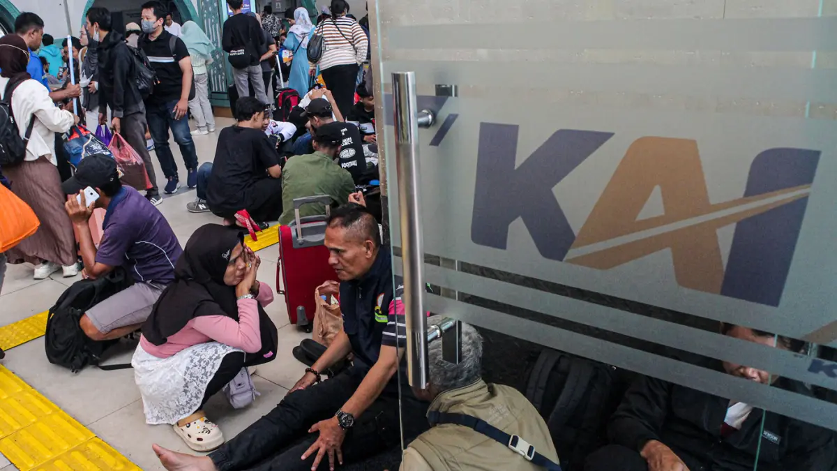 Sejumlah penumpang kereta api jarak jauh menunggu dan memadati area depan Stasiun Senen, Jakarta, Selasa (28/04/2026). (Hanung Hambara/Jawa Pos)