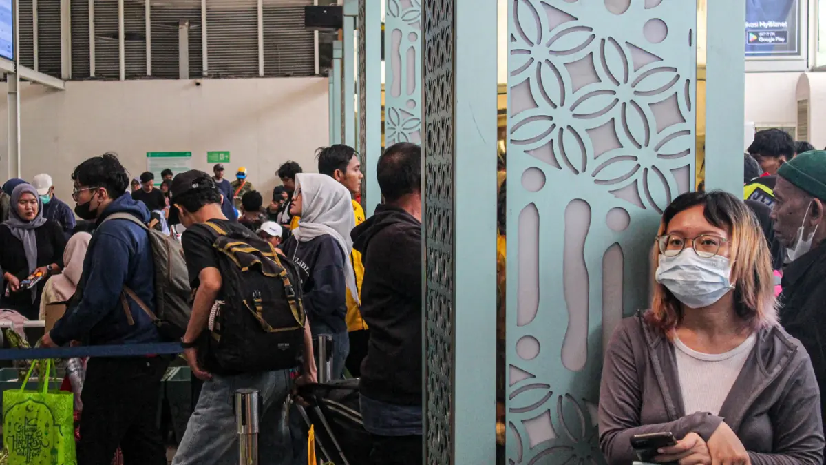 Sejumlah penumpang kereta api jarak jauh menunggu dan memadati area depan Stasiun Senen, Jakarta, Selasa (28/04/2026). (Hanung Hambara/Jawa Pos)