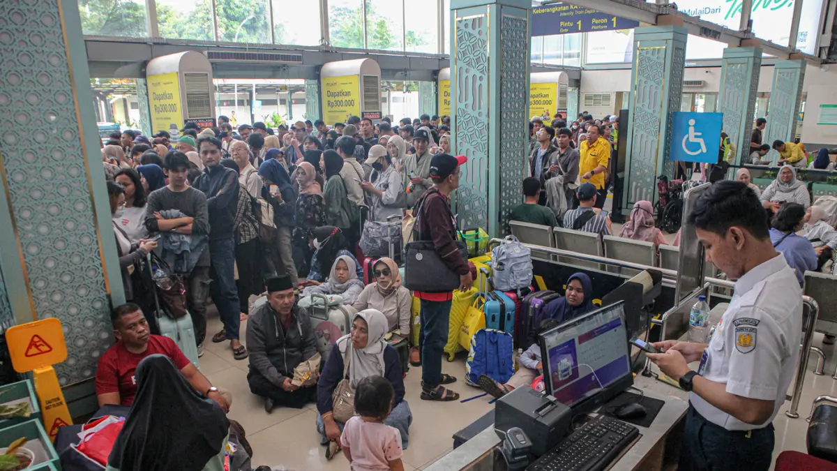 Sejumlah penumpang kereta api jarak jauh menunggu dan memadati area depan Stasiun Senen, Jakarta, Selasa (28/04/2026). (Hanung Hambara/Jawa Pos)