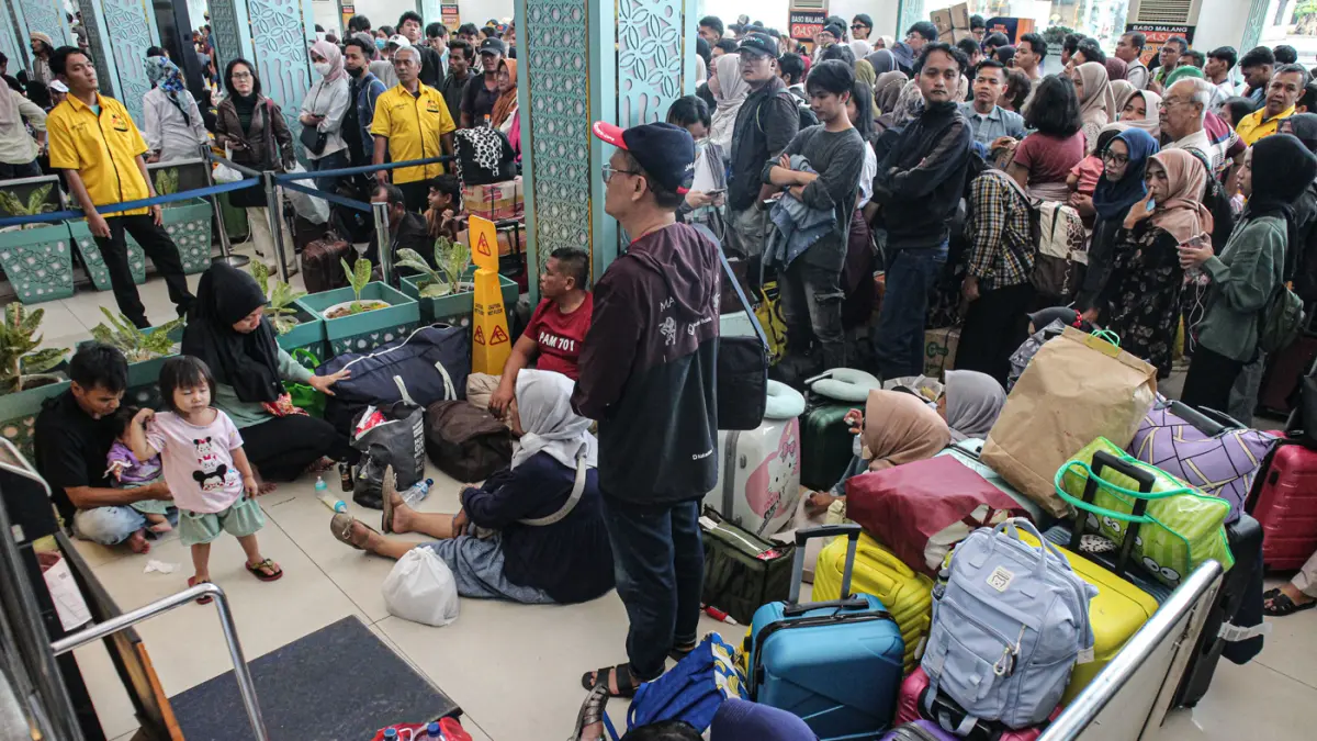 Sejumlah penumpang kereta api jarak jauh menunggu dan memadati area depan Stasiun Senen, Jakarta, Selasa (28/04/2026). (Hanung Hambara/Jawa Pos)