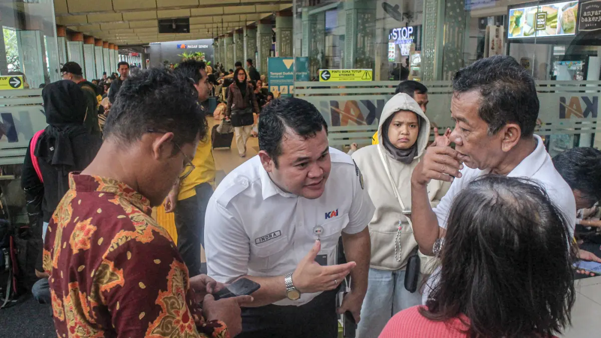 Sejumlah penumpang kereta api jarak jauh menunggu dan memadati area depan Stasiun Senen, Jakarta, Selasa (28/04/2026). (Hanung Hambara/Jawa Pos)