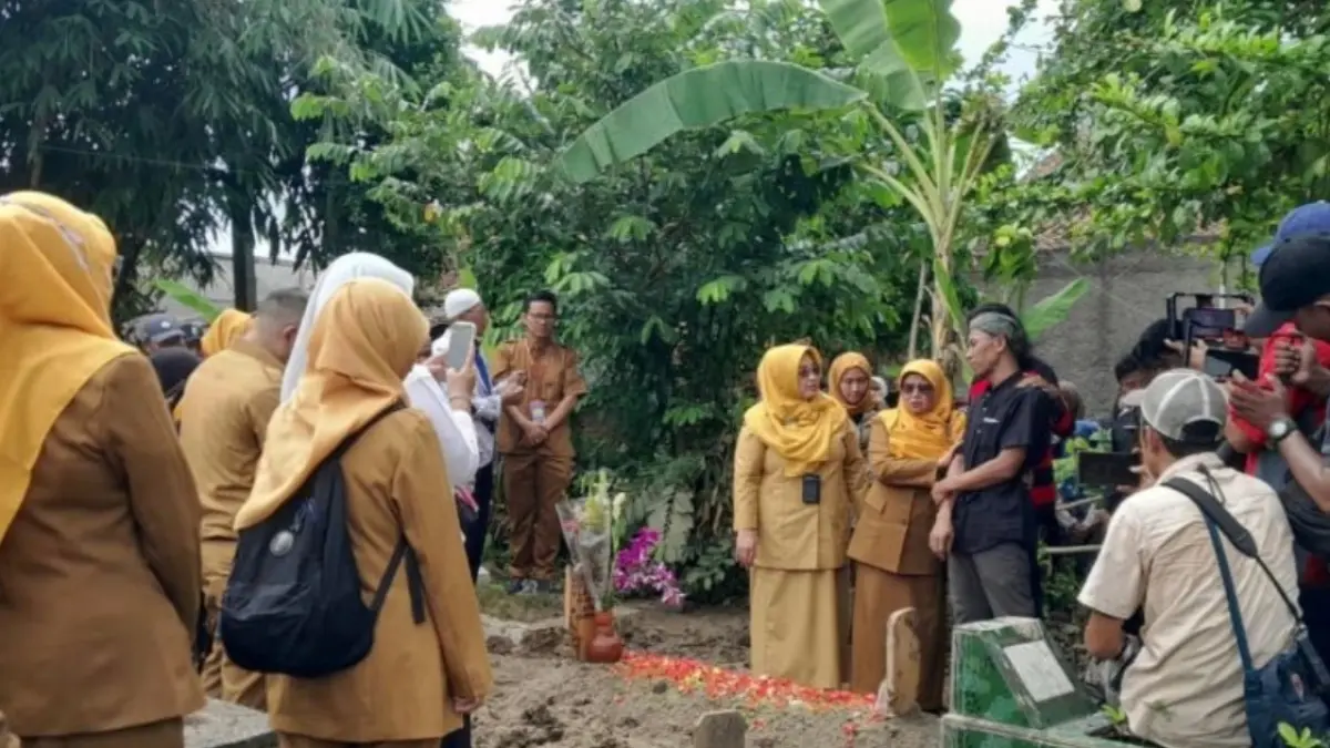Suasana pemakaman Nurlaela, korban meninggal dunia kecelakaan kereta api asal Kampung Ceger, RT 02/RW 02, Desa Tanjungbaru, Kecamatan Cikarang Timur, Kabupaten Bekasi, Selasa. (ANTARA/Pradita Kurniawan Syah)
