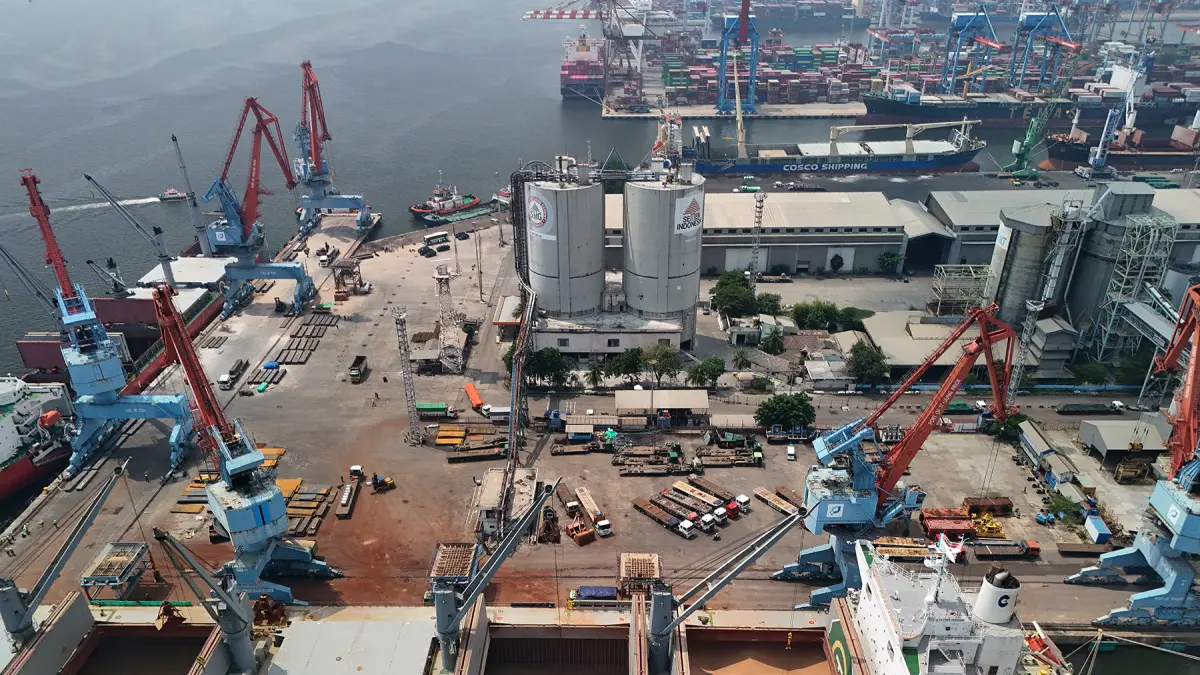 defaultPekerja tampak melakukan aktivitas bongkar muat di area pelabuhan Tanjung Priok, Jakarta, Rabu (29/4/2026). PTP Nonpetikemas terus memperkuat perannya sebagai operator terminal multipurpose melalui pengembangan layanan, transformasi digital, dan pe