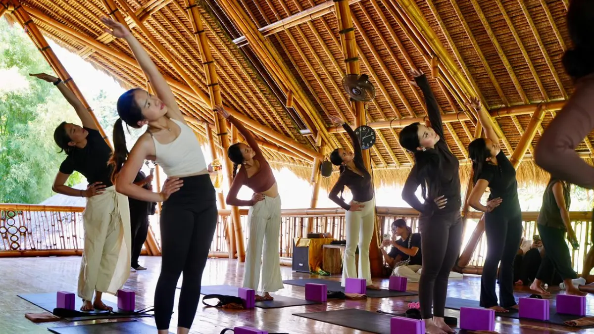 Aktivitas Yoga Stay Zen Bareng HAKU Ajak Gen Z Bergerak Aktif dan Rileks Sejenak
