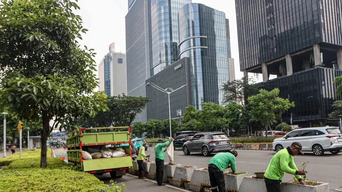 Anggota Sudin Pertamanan dan Hutan Kota melakukan penanaman ulang di box culvert jalur sepeda di Jalan Sudirman, Jakarta, Rabu (29/04/2026). (Hanung Hambara/Jawa Pos)
