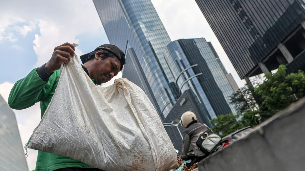 Anggota Sudin Pertamanan dan Hutan Kota melakukan penanaman ulang di box culvert jalur sepeda di Jalan Sudirman, Jakarta, Rabu (29/04/2026). (Hanung Hambara/Jawa Pos)