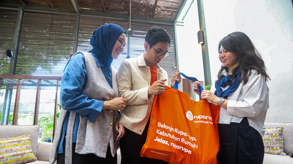(Dari kiri) Suci Asmarani, Ardit Erwandha dan CEO ruparupa Teresa Wibowo berbincang disela konferensi pers di Jakarta, Rabu (29/4/2026). (Salman Toyibi/Jawa Pos)