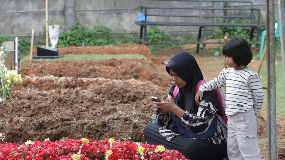 Krabat dan keluarga saat pemakaman almarhumah Harum Anjasari di Tempat Pemakaman Umum (TPU) Cipayung, Jakarta Timur, Rabu (29/4/2026). (Dery Ridwansah/ JawaPos.com)