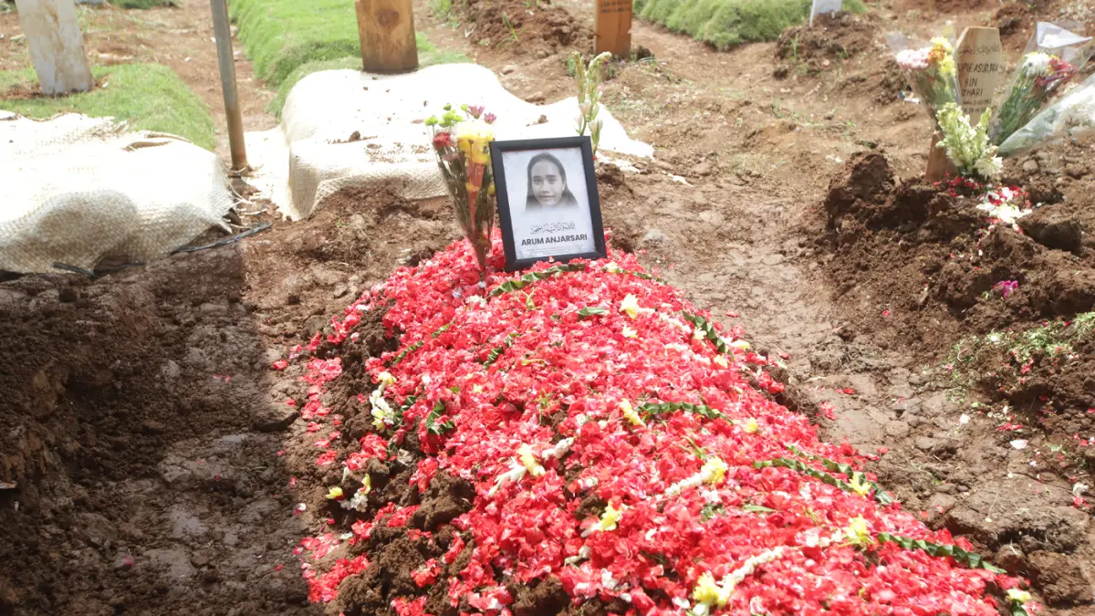 Krabat dan keluarga saat pemakaman almarhumah Harum Anjasari di Tempat Pemakaman Umum (TPU) Cipayung, Jakarta Timur, Rabu (29/4/2026). (Dery Ridwansah/ JawaPos.com)