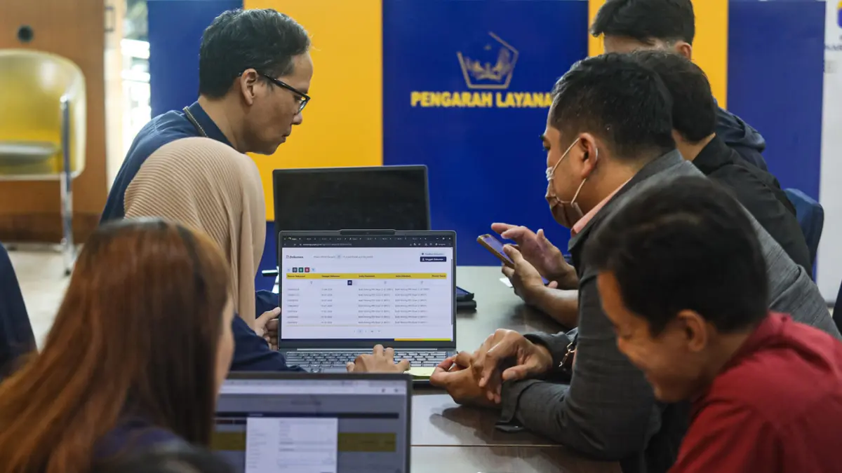 Pegawai melayani wajib pajak di kantor KPP Pratama Setiabudi Tiga di Jakarta, Rabu (29/4/2026). (Salman Toyibi/Jawa Pos)