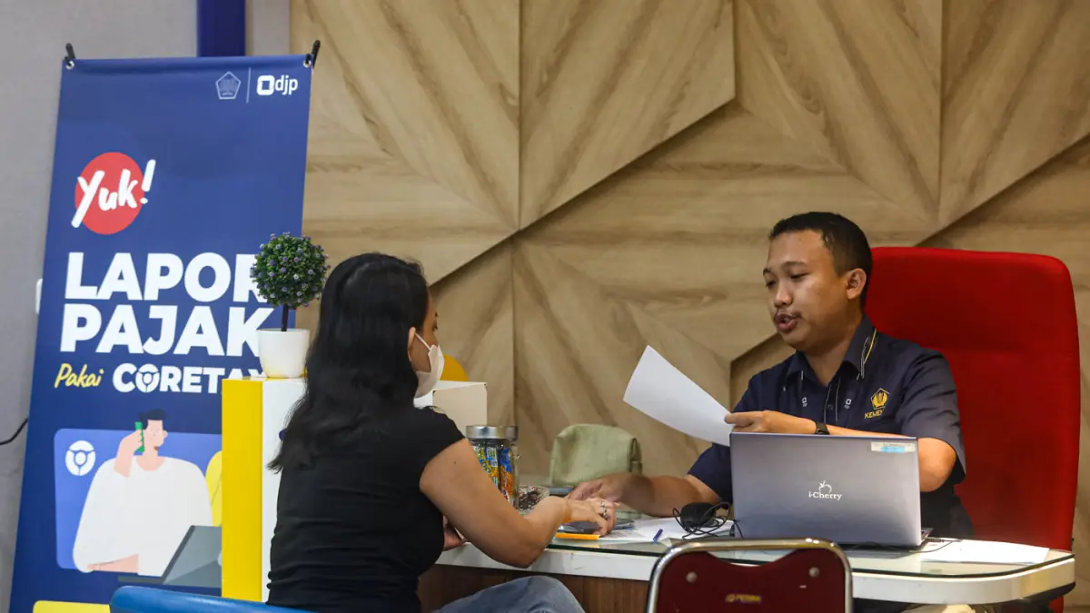 Pegawai melayani wajib pajak di kantor KPP Pratama Setiabudi Tiga di Jakarta, Rabu (29/4/2026). (Salman Toyibi/Jawa Pos)