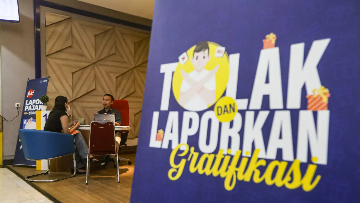 Pegawai melayani wajib pajak di kantor KPP Pratama Setiabudi Tiga di Jakarta, Rabu (29/4/2026). (Salman Toyibi/Jawa Pos)