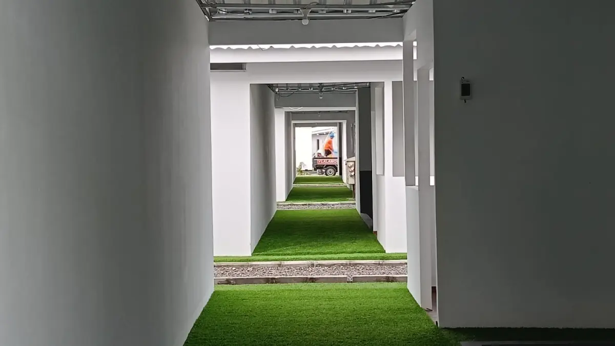 Pekerja memeriksa menyelesaikan proyek pembangunan rumah layak huni, Senen, Jakarta, Kamis (23/4/2026). (Dery Ridwansah/ JawaPos.com)