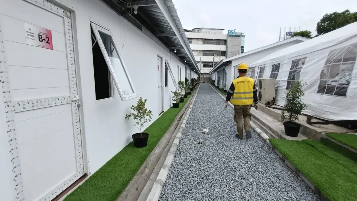 Pekerja memeriksa menyelesaikan proyek pembangunan rumah layak huni, Senen, Jakarta, Kamis (23/4/2026). (Dery Ridwansah/ JawaPos.com)