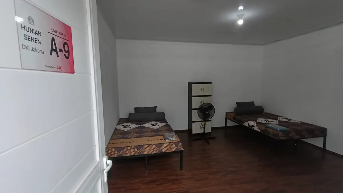 Pekerja memeriksa menyelesaikan proyek pembangunan rumah layak huni, Senen, Jakarta, Kamis (23/4/2026). (Dery Ridwansah/ JawaPos.com)