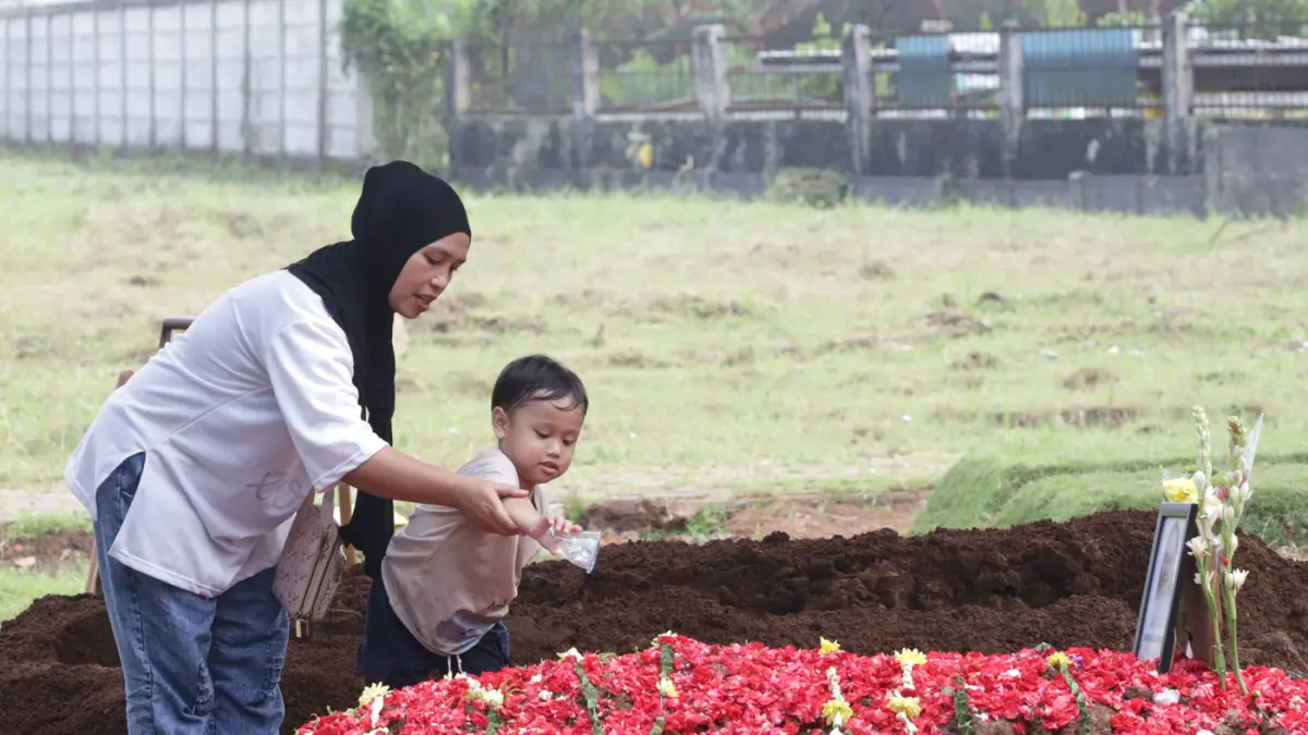 Moment Haru Pemakaman Korban Kecelakaan KA Argo Bromo Anggrek Dengan KRL Di Bekasi - Image