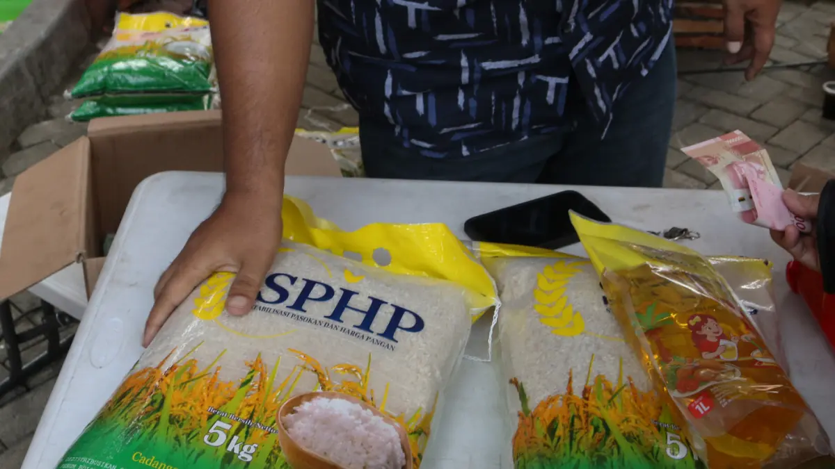 Sejumlah warga tampak memadati bazar pangan murah yang digelar Pemkot Semarang bersama Bulog di halaman Kecamatan Selatan, Rabu (29/4/2026). (Nur Chamim/Jawa Pos Radar Semarang)