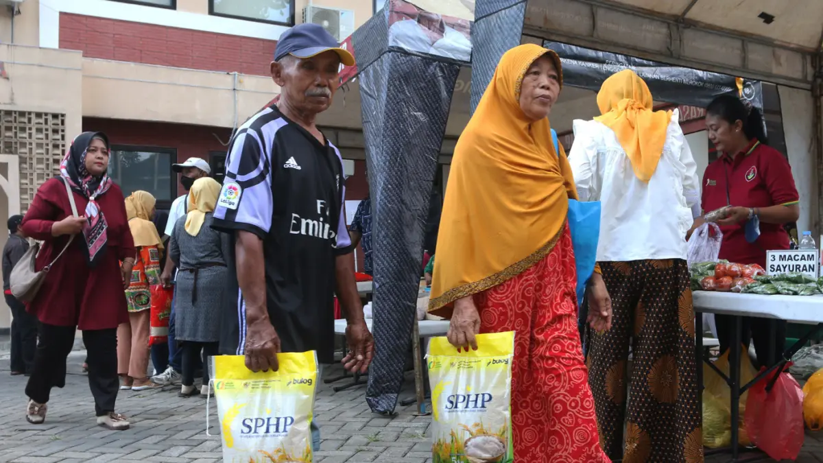 Sejumlah warga tampak memadati bazar pangan murah yang digelar Pemkot Semarang bersama Bulog di halaman Kecamatan Selatan, Rabu (29/4/2026). (Nur Chamim/Jawa Pos Radar Semarang)