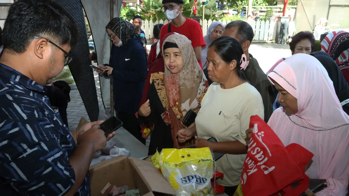 Sejumlah warga tampak memadati bazar pangan murah yang digelar Pemkot Semarang bersama Bulog di halaman Kecamatan Selatan, Rabu (29/4/2026). (Nur Chamim/Jawa Pos Radar Semarang)