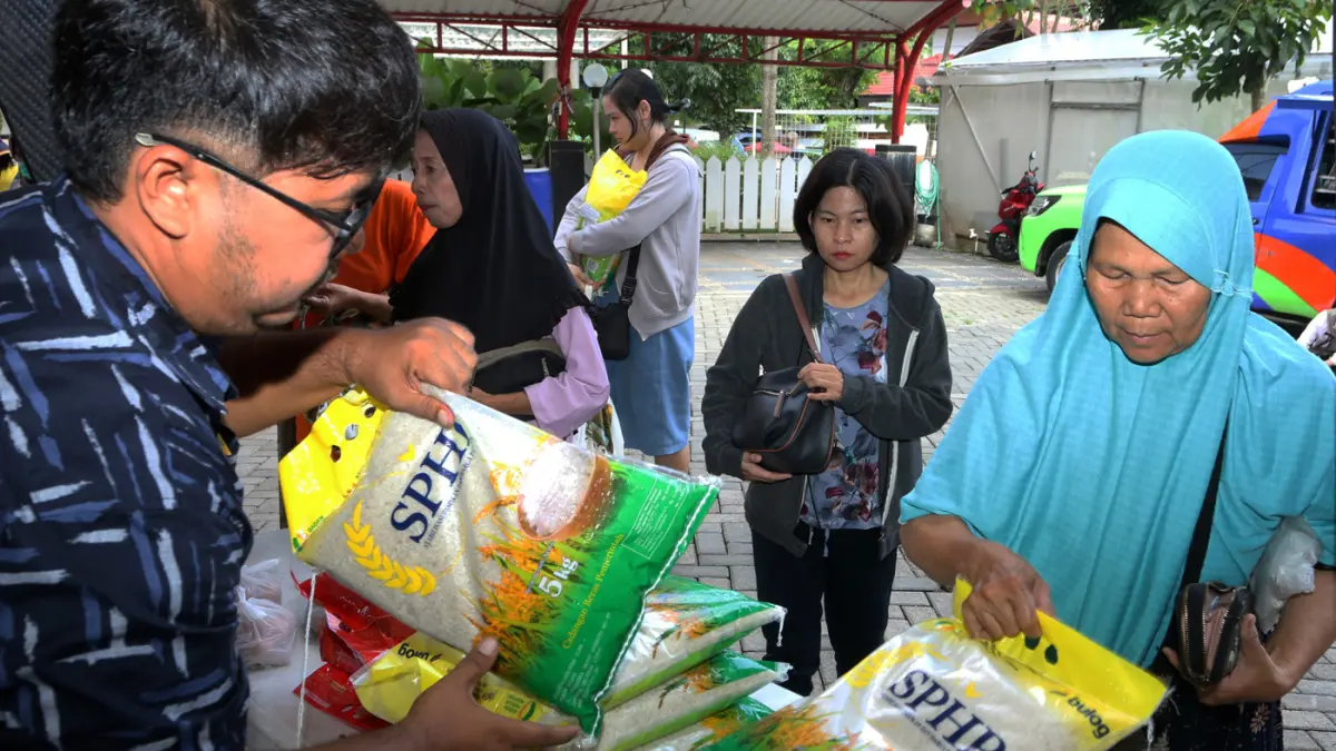 Beras Bulog SPHP Kini Paling Diminati - Image