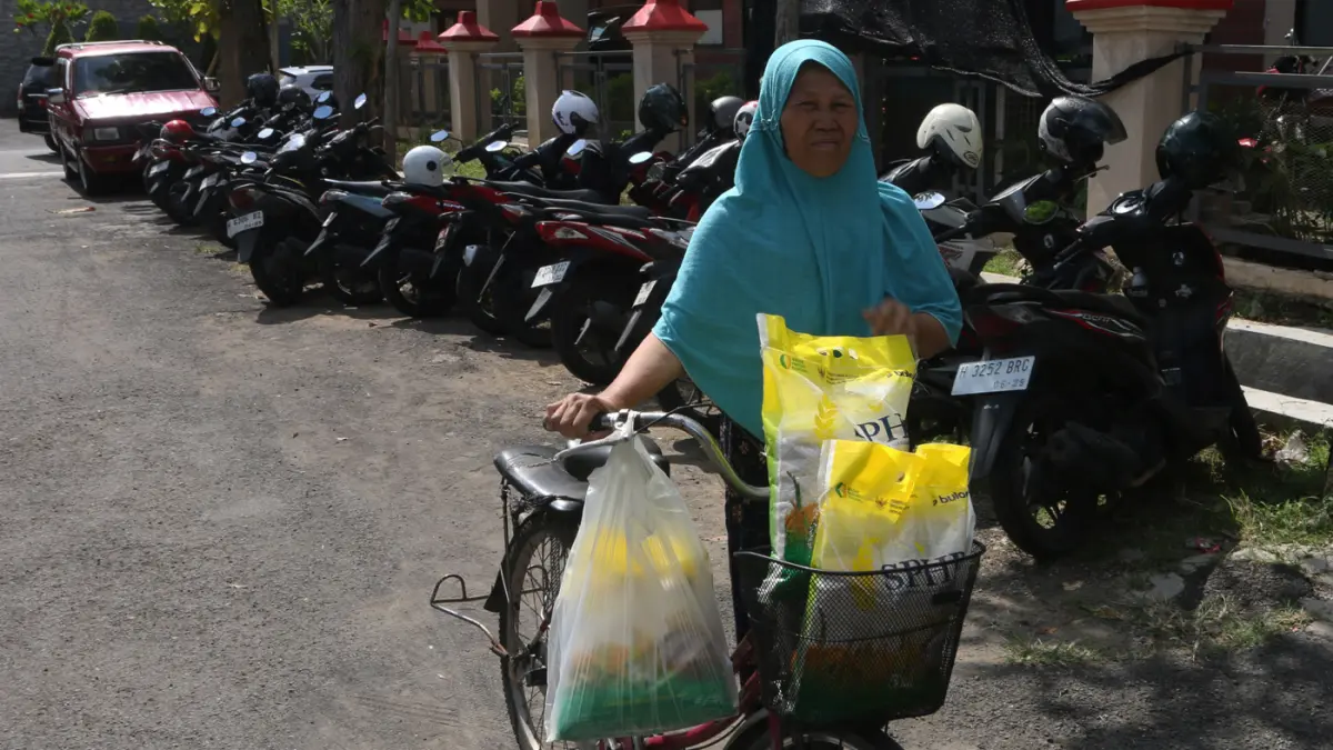 Sejumlah warga tampak memadati bazar pangan murah yang digelar Pemkot Semarang bersama Bulog di halaman Kecamatan Selatan, Rabu (29/4/2026). (Nur Chamim/Jawa Pos Radar Semarang)
